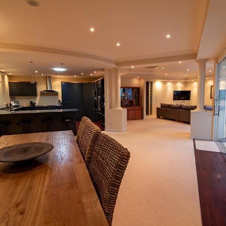 Large Luxury Apartment Located Right In Town Lago Lago Taupo Exterior foto